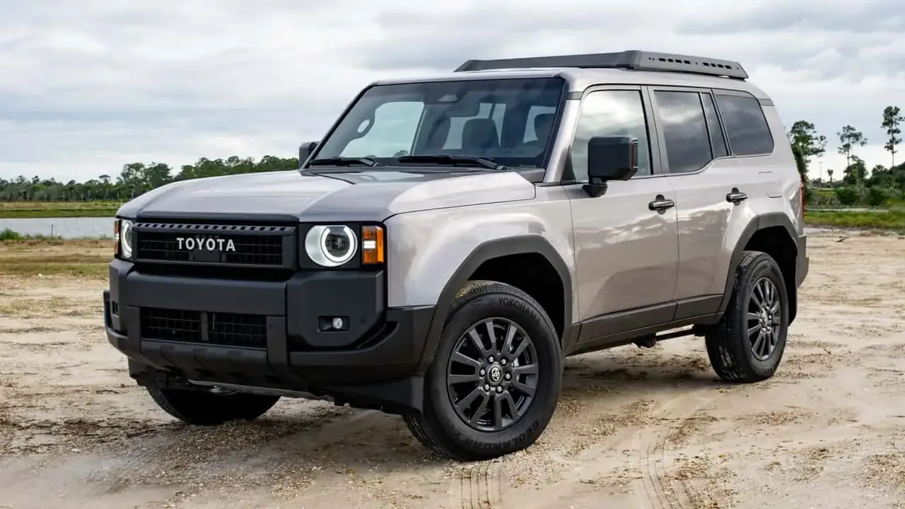 Toyota Land Cruiser: Жанар-жағармайдың ағу қаупіне байланысты 105 мыңнан астам SUV кері шақырылып жатыр