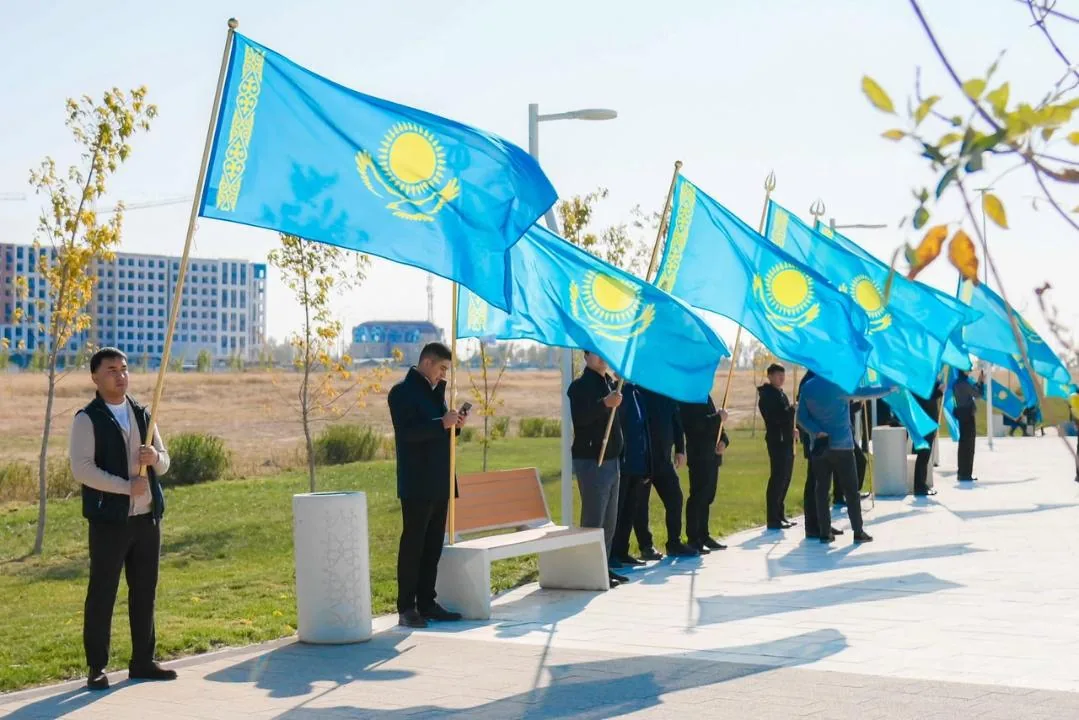 РЕСПУБЛИКА КҮНІ: ШЫМКЕНТТЕ 100 МЕТРЛІК ТУ ТҰҒЫРЫНА МЕМЛЕКЕТТІК ТУ КӨТЕРІЛДІ
