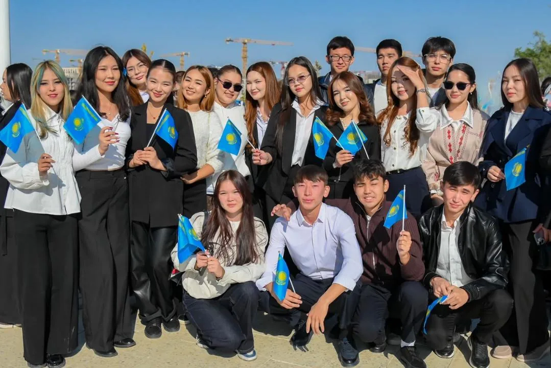 РЕСПУБЛИКА КҮНІ: ШЫМКЕНТТЕ 100 МЕТРЛІК ТУ ТҰҒЫРЫНА МЕМЛЕКЕТТІК ТУ КӨТЕРІЛДІ