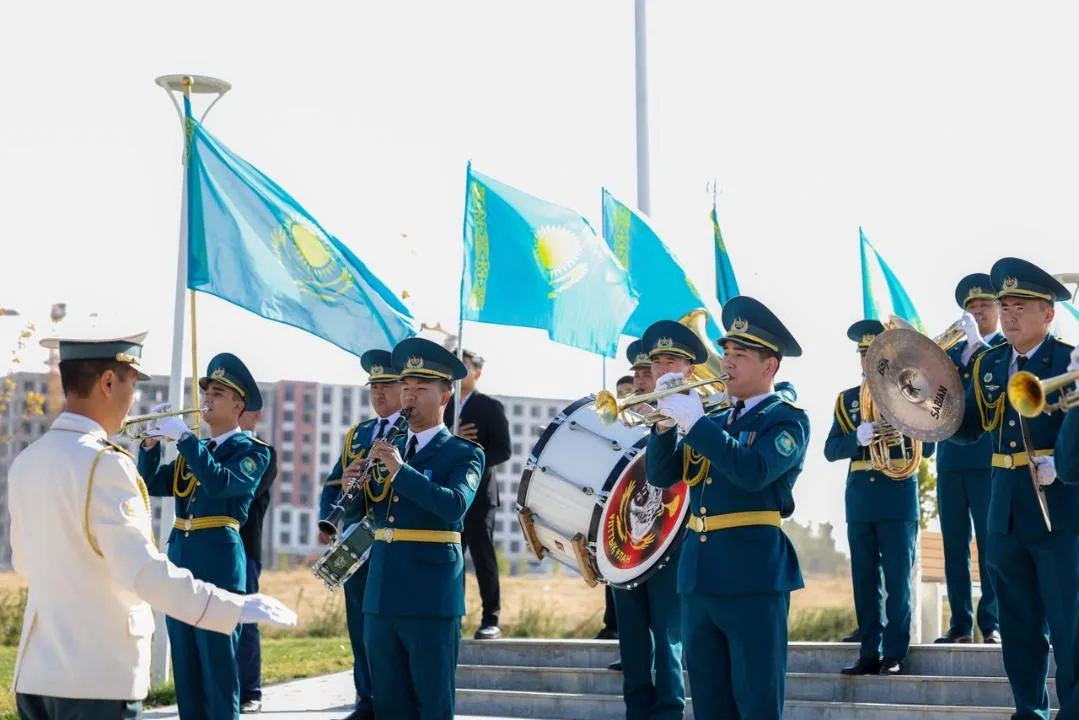 РЕСПУБЛИКА КҮНІ: ШЫМКЕНТТЕ 100 МЕТРЛІК ТУ ТҰҒЫРЫНА МЕМЛЕКЕТТІК ТУ КӨТЕРІЛДІ