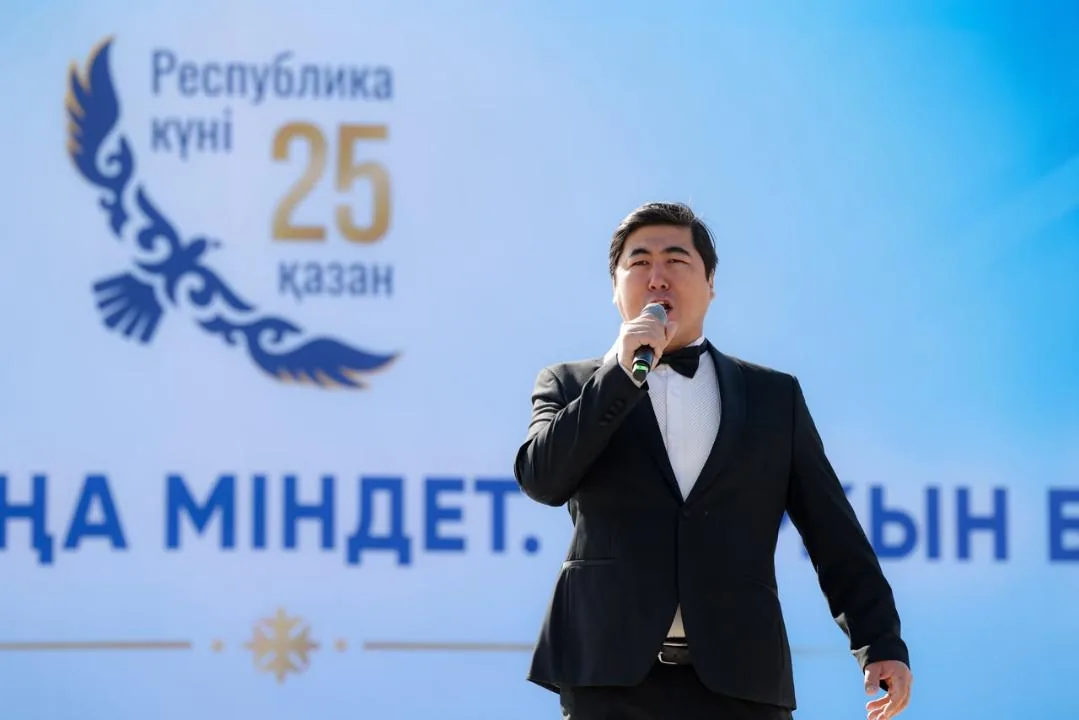 РЕСПУБЛИКА КҮНІ: ШЫМКЕНТТЕ 100 МЕТРЛІК ТУ ТҰҒЫРЫНА МЕМЛЕКЕТТІК ТУ КӨТЕРІЛДІ