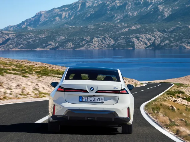 2027 жылғы толық электрлі BMW i3 көлігі. Сыртқы көрінісі